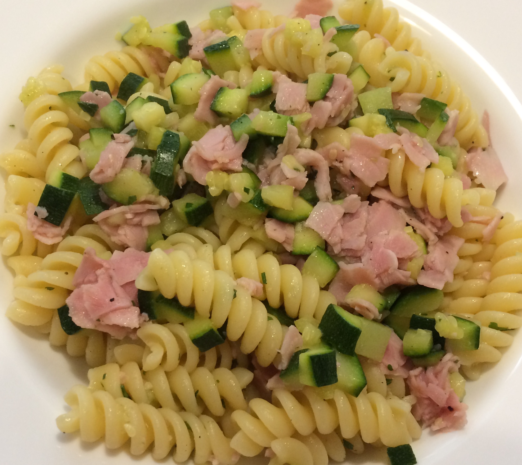 Insalata di pasta con zucchine e prosciutto cotto | Biologa ...